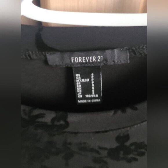 Forever 21 Ladies Black Velvet Floral Long Sleeved Top Size SMALL - Picture 5 of 8